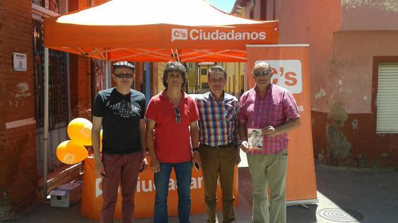 Enrique Bueno, (segundo por la derecha) en un acto de campaña.