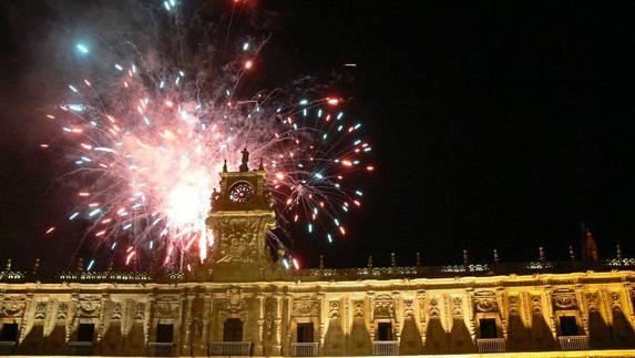 Fuegos artificiales sobre el Hostal de San Marcos.