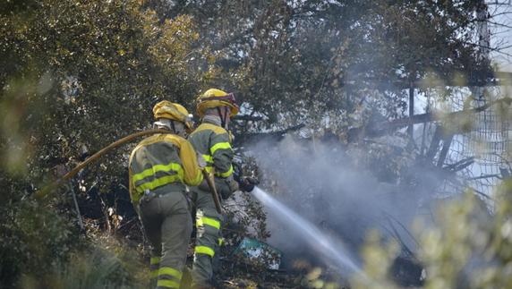 Los bomberos sofocan un incendio ocurrido el pasado año en el Pajariel.
