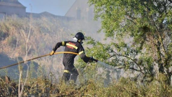Efectivos de los bomberos de Ponferrada en la extinción de un incendio