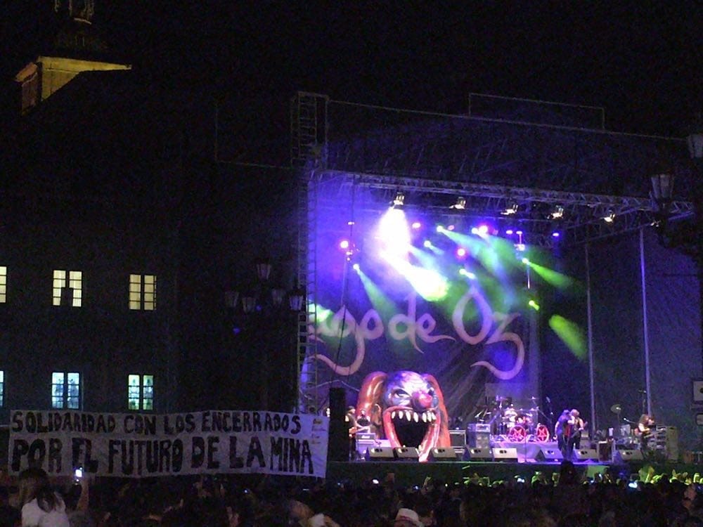 La pancarta apareció en mitad del concierto