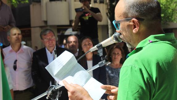 El alcalde de León durante la lectura de manifiesto con motivo del dia del orgullo. 