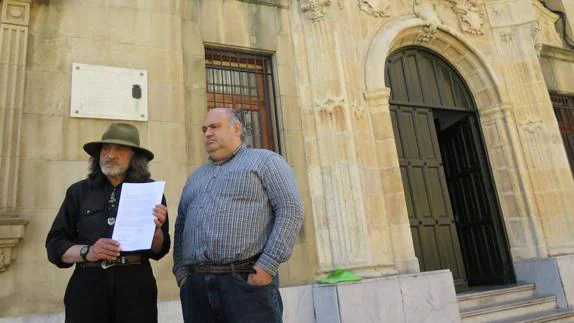 Luis Javier C. y Ramiro Pinto muestran la denuncia frente a la Audiencia Provincial. 