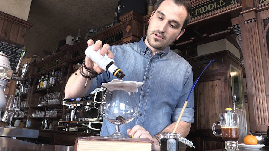 Héctor Machin prepara el combinado con base café con el que ganó el Campeonato de Castilla y León.