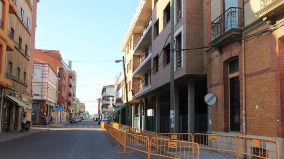 El Ayuntamiento recupera tras ocho años el espacio público de un edificio paralizado en pleno centro de Veguellina