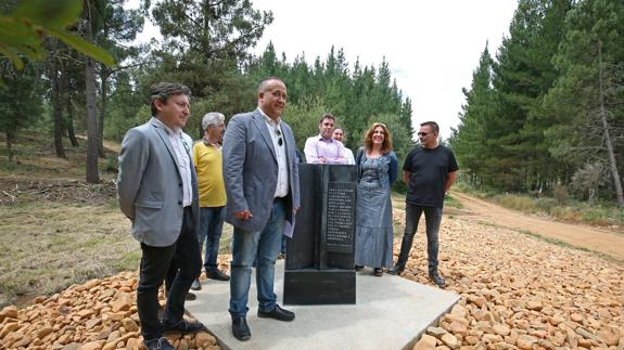 Foto de familia de los cargos asistentes a la inauguración del monolito en el centro geográfico del Bierzo por el 25 aniversario de la aprobación de la Ley de la Comarca. 