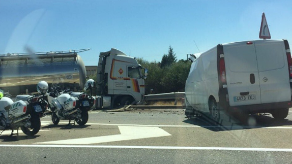 Imagen del vehículo y la furgoneta implicada en el accidente. 
