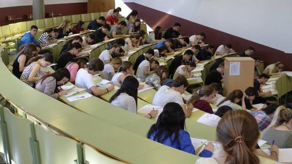 Examen de selectividad en el distrito de León.
