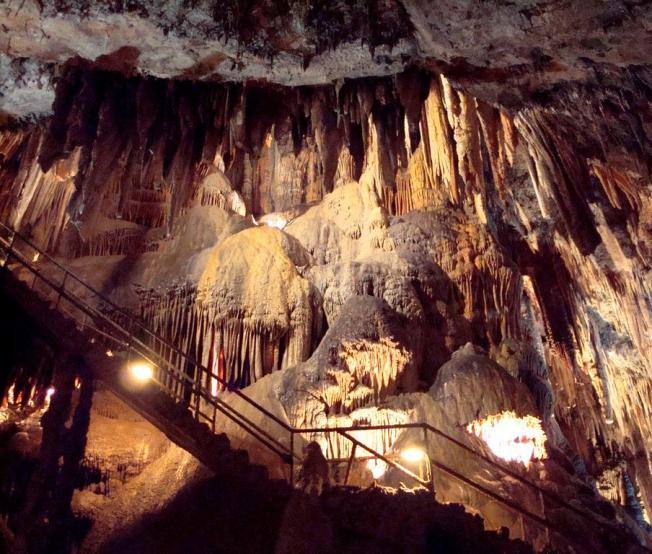 Imagen de una zona de paso en el interior de las cuevas de Valporquero.