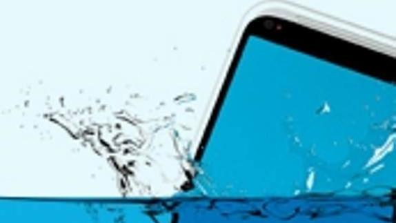 Qué hacer si se moja tu teléfono móvil
