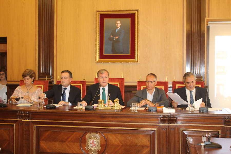 Parte del equipo de gobierno presidiendo la sesión del Pleno de este jueves.