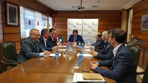 Imagen de la reunión entre Suárez Quñones y la Asociación Autovía León-Bragança.