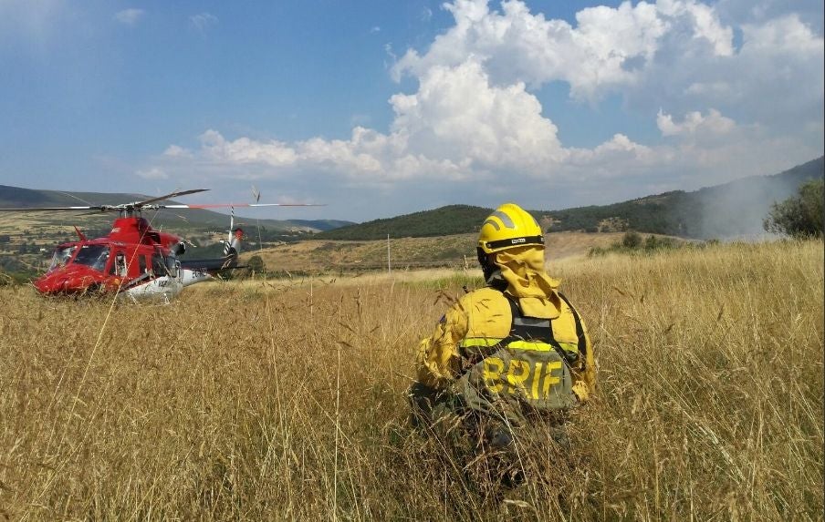 Brigadistas durante uno de los incendios de este sábado.