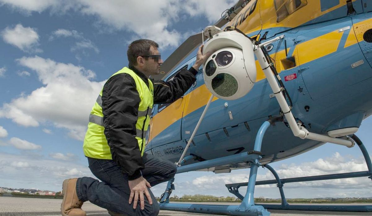 Un piloto examina el helicóptero Pegasus.