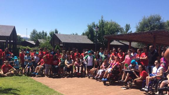 Foto de familia con todos los integrantes del campamento.
