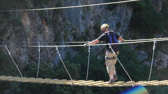 Imagen de uno de los pasos de la Vía Ferrata.