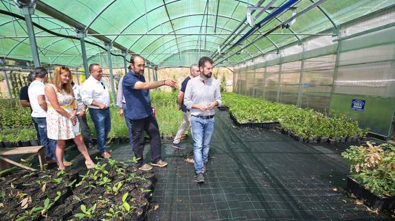 Tudanca durante su visita el Centro Ciuden Vivero en la localidad berciana de Igueña. 