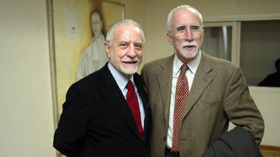 Los escritores José María Merino y Luis Mateo Díez (D), durante la conmemoración del 1.100 aniversario del Reino de León. 