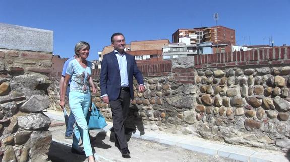 Ana Franco y Fernando Salguero en su visita a las obras de la muralla.