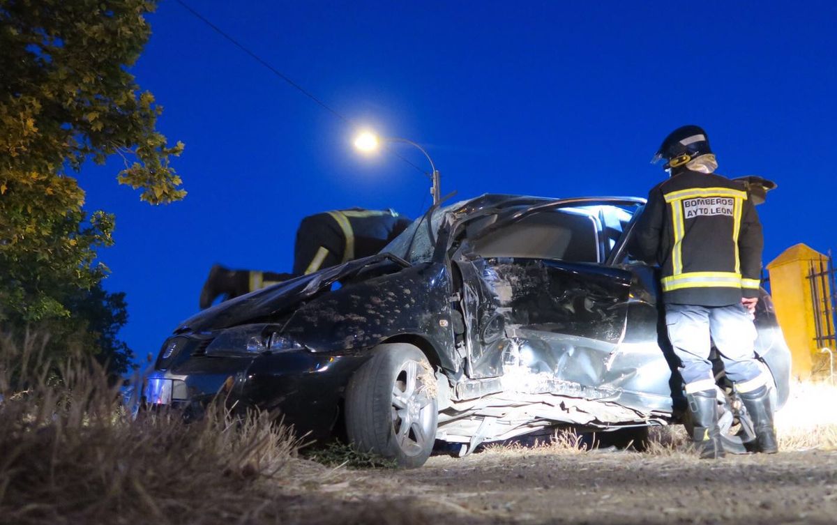 Bomberos de León en el lugar del accidente.