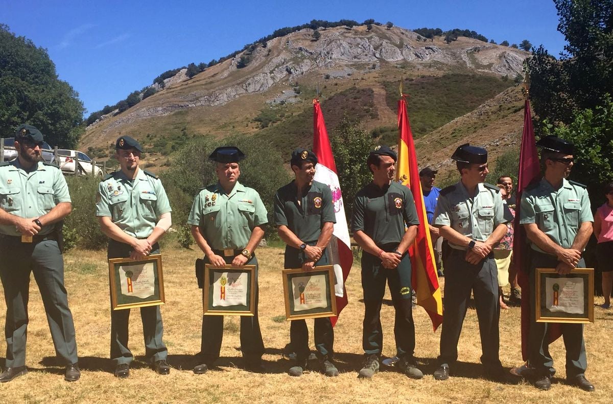 Un instante del homenaje a la Guardia Civil.