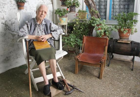 La orgullosa centenaria NIeves Morán.