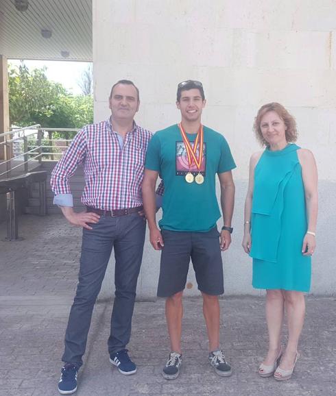 El campeón de España de piragüismo en descenso de aguas bravas Guillermo Fidalgo visita a los representantes del ayuntamiento de San Andrés del Rabanedo