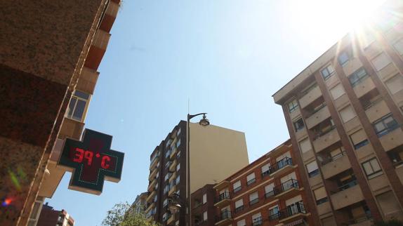 Un termómetro se acerca a los 40 grados de temperatura durante las primeras horas de la mañana en una calle de Ponferrada 
