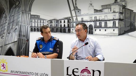 El inspector jefe de la Policía Local de León, Angel Ordás, junto al concejal de Tráfico, Fernando Salguero. 