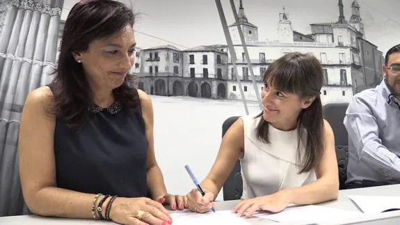 María Ángeles Luengo, Paticia García y Pedro Llamas firman el convenio.