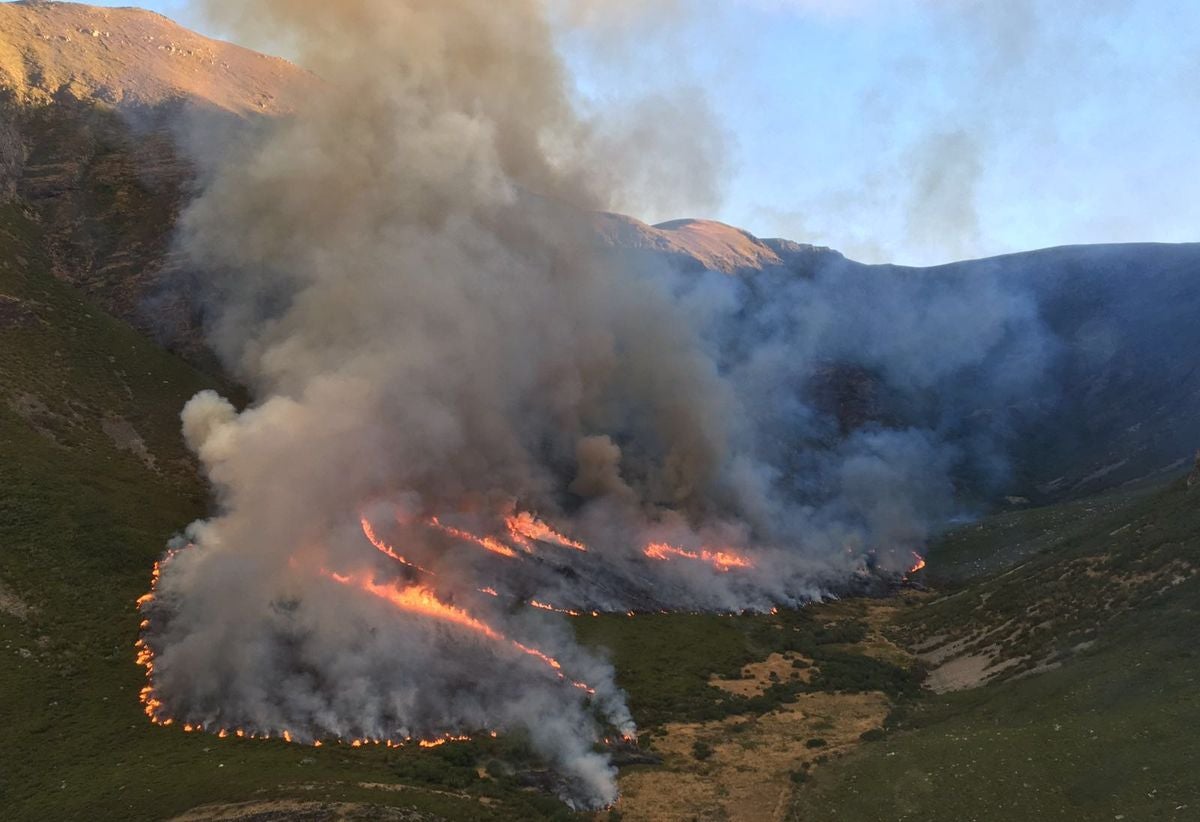 Imagen del incendio en La Baña. 