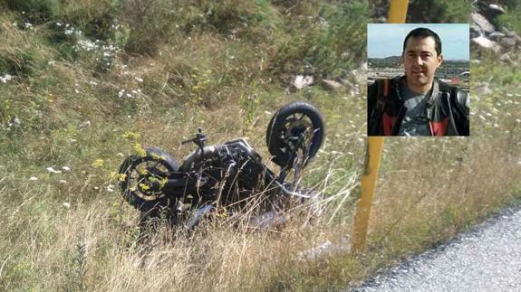 La motocicleta, en la cuneta tras el accidente. En el cuadro, el agente fallecido.