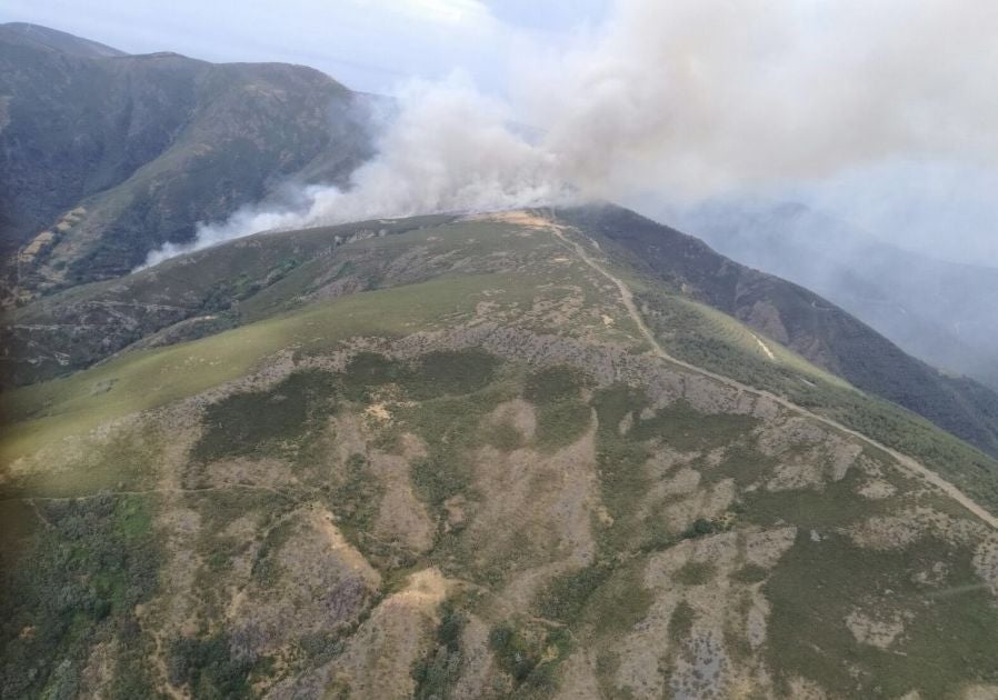 Imagen del último incendio de Igüeña tomado por @Brif Tabuyo.