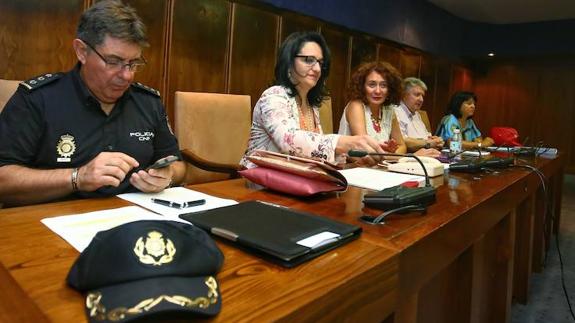Ubaldo de la Torre, Teresa Mata, Gloria Fernández Merayo y Ricardo Miranda, durante la reunión de la Junta local de seguridad de Ponferrada.