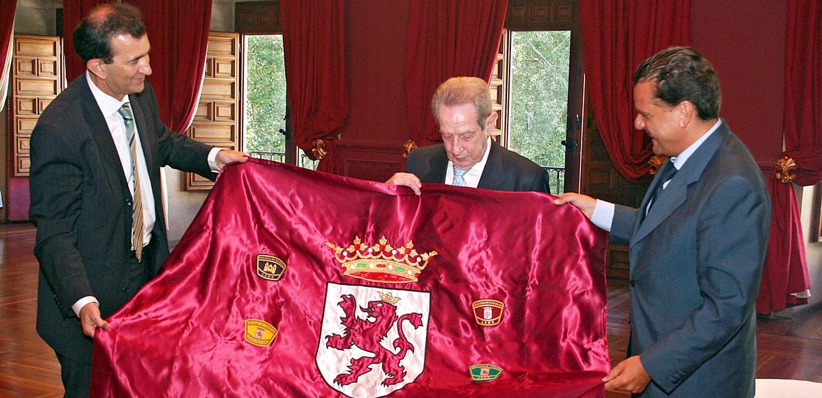 Antonino Fernández, en un acto oficial, recibiendo una bandera de León.