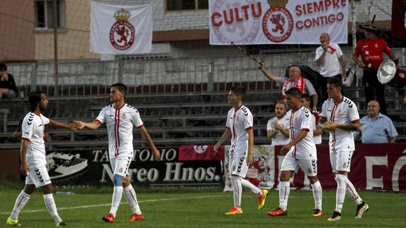 Los jugadores de la Cultural celebran un gol.