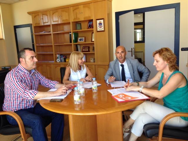 El portavoz de Ciudaddnos Juan Carlos Fernández junto al resto de miembros de la formación