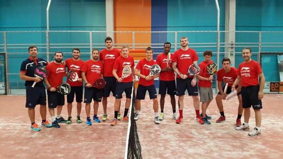 Equipo de Agustinos jugando a pádel.