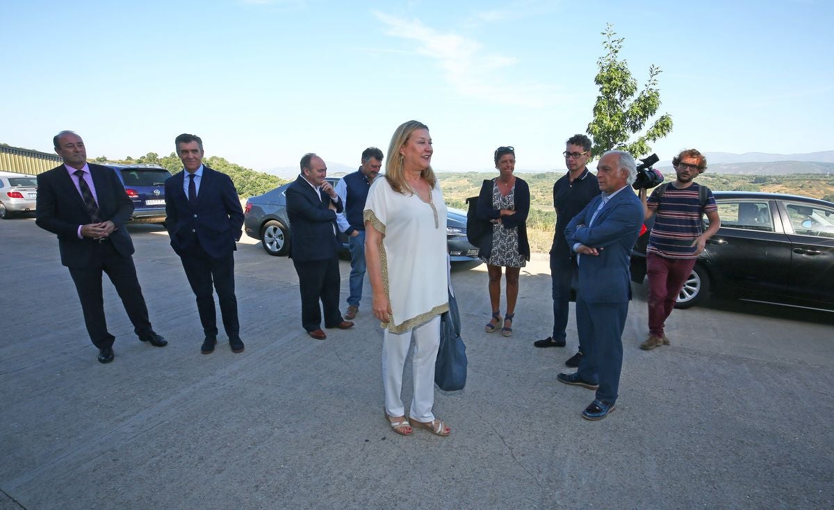 Pilar del Olmo, en el centro, durante el encuentro de este lunes.