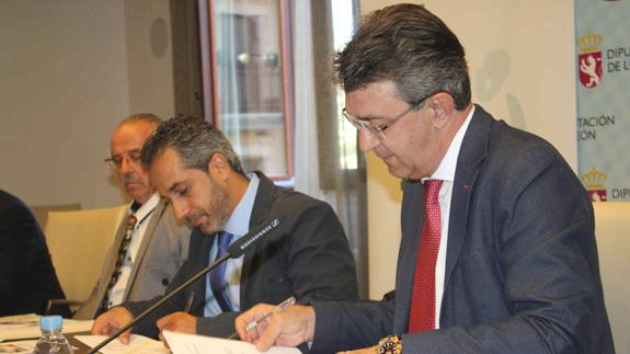 El presidente de la Diputación de León, Juan Martínez Majo, durante la firma del convenio.