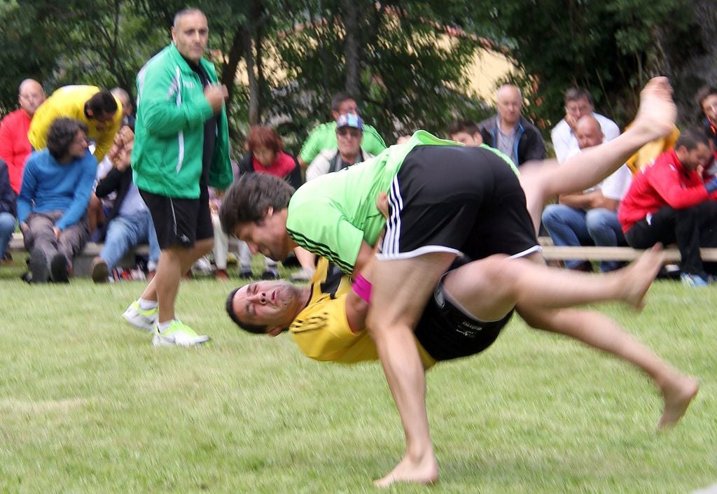 Imagen de un combate de lucha leonesa.
