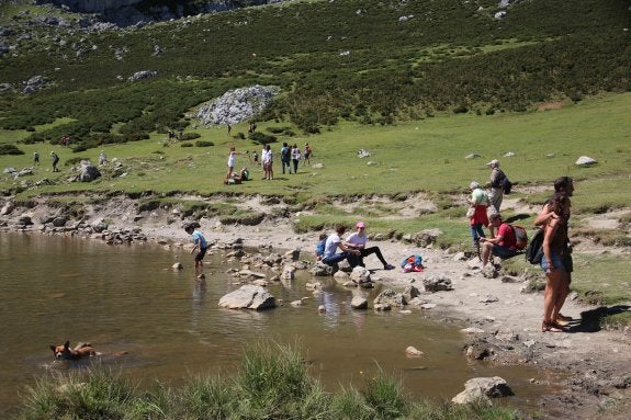 Turistas en los Lagos de Covadonga.