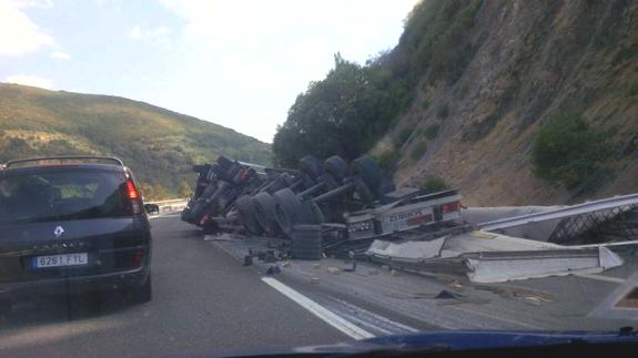 Imagen del tráiler tras el accidente.