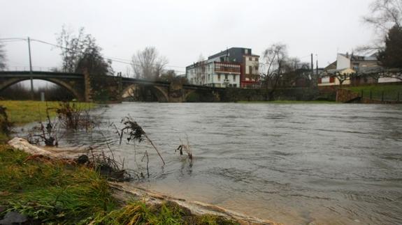 Confederación inicia las obras de limpieza y protección de márgenes en el río Cúa en Cacabelos para evitar futuras avenidas