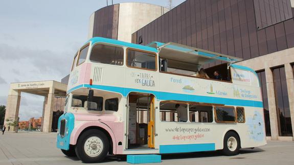 El autobús 'De tapas por Galicia' empieza su promoción en la explanada de la Junta.