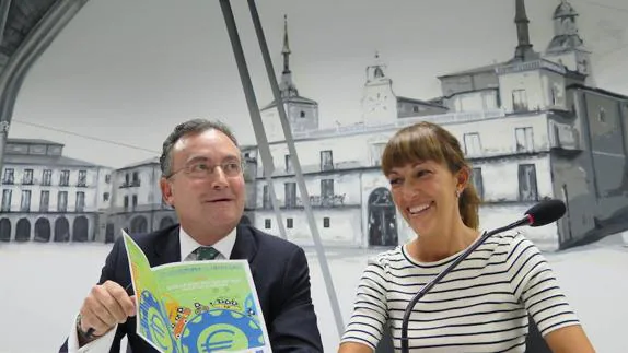 Fernando Salguero y Cristina Villalón durante la presentación de la Semana de Movilidad. 