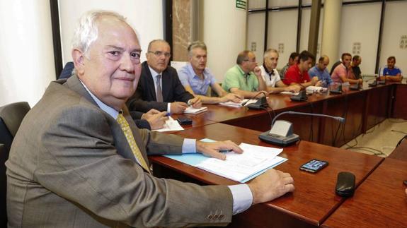 Guillermo García mantiene una reunión con los alcaldes.