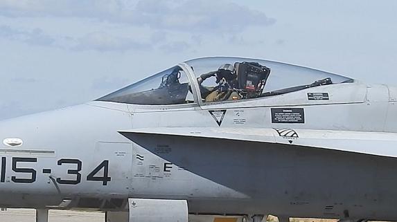 Uno de los pilotos saluda en el momento de abandonar la base leonesa.