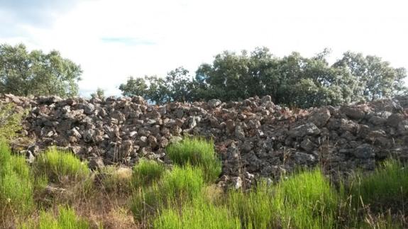 Imagen de los restos de la muralla encontrada frente al castro de la Peña del Hombre.