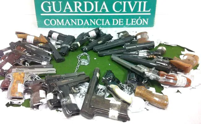 Imagen deuna subasta de armas en León.